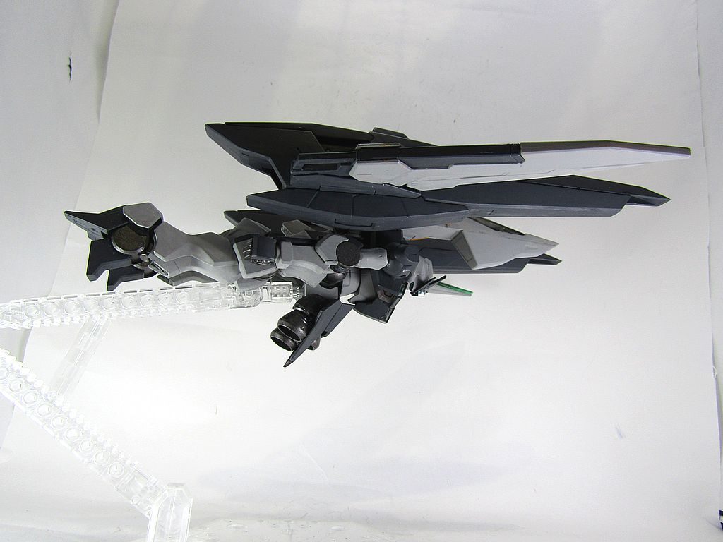 横から見るとガンダム系ぽい感じです。