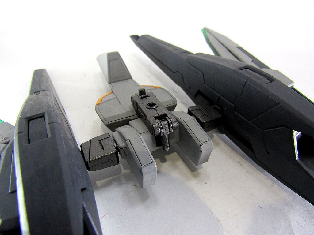 ガンプラバトルアームアームズのアームとランナーで接続しています。高さ調整や、キャノン砲発射体勢のため、このような接続になりました。