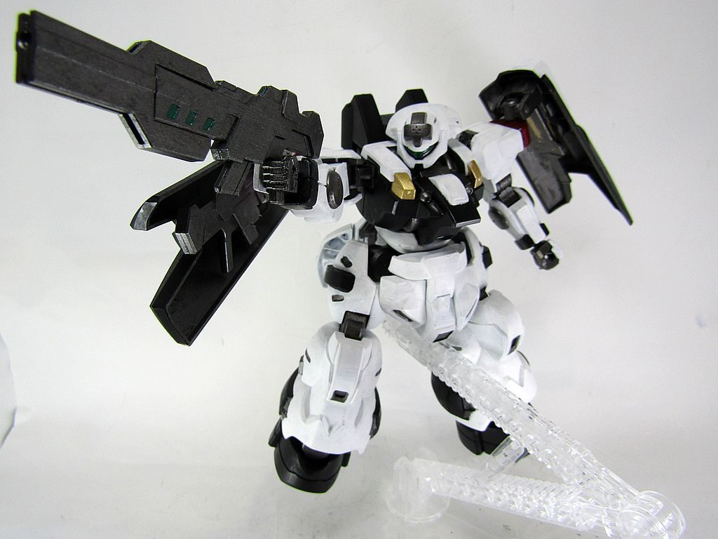 右のシールドにはバックアップのショートライフルを装備。左のシールドにはビームトーチを装備。両方のシールドに予備マガジンを装備しています。可能な範囲で所持弾数を増やしましたが、足りるかな?