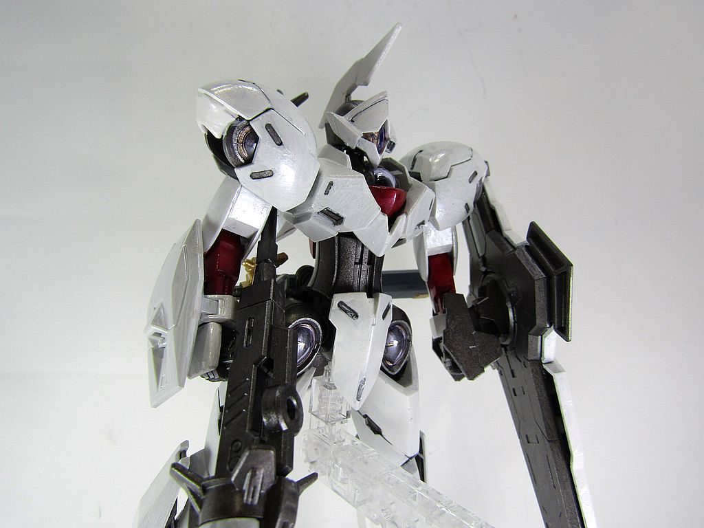 設定的にはグラスレー本社を警備する通称「円卓騎士団」に配備されているミカエリスのカスタム機という設定です。イメージは「レンラク」の「レッドサムライ」でしょうか。