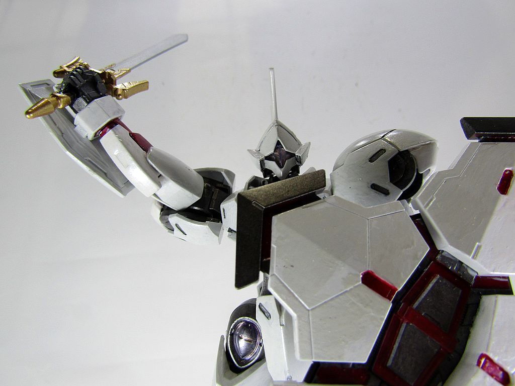 実体剣も装備しています。