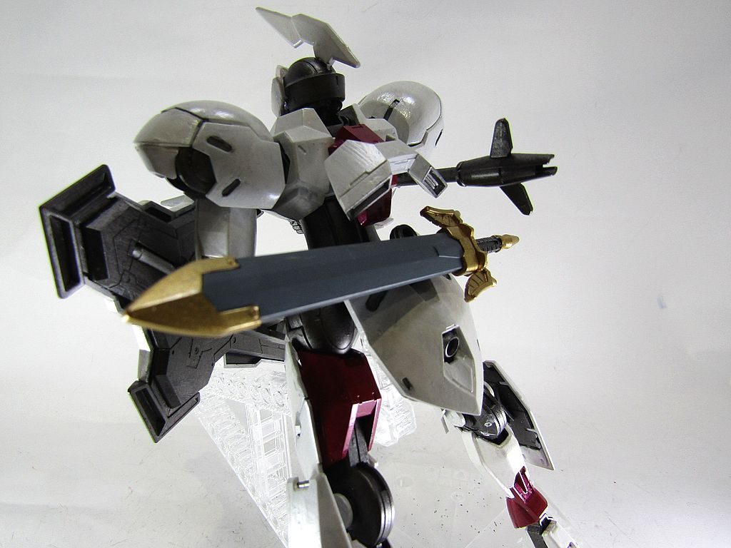 後ろ腰に鞘を装備しています。FTBC2023に投稿するため、ガンプラのみで作成しているので、鞘を付けるのが大変でした。腰からランナーを生やして固定しています。