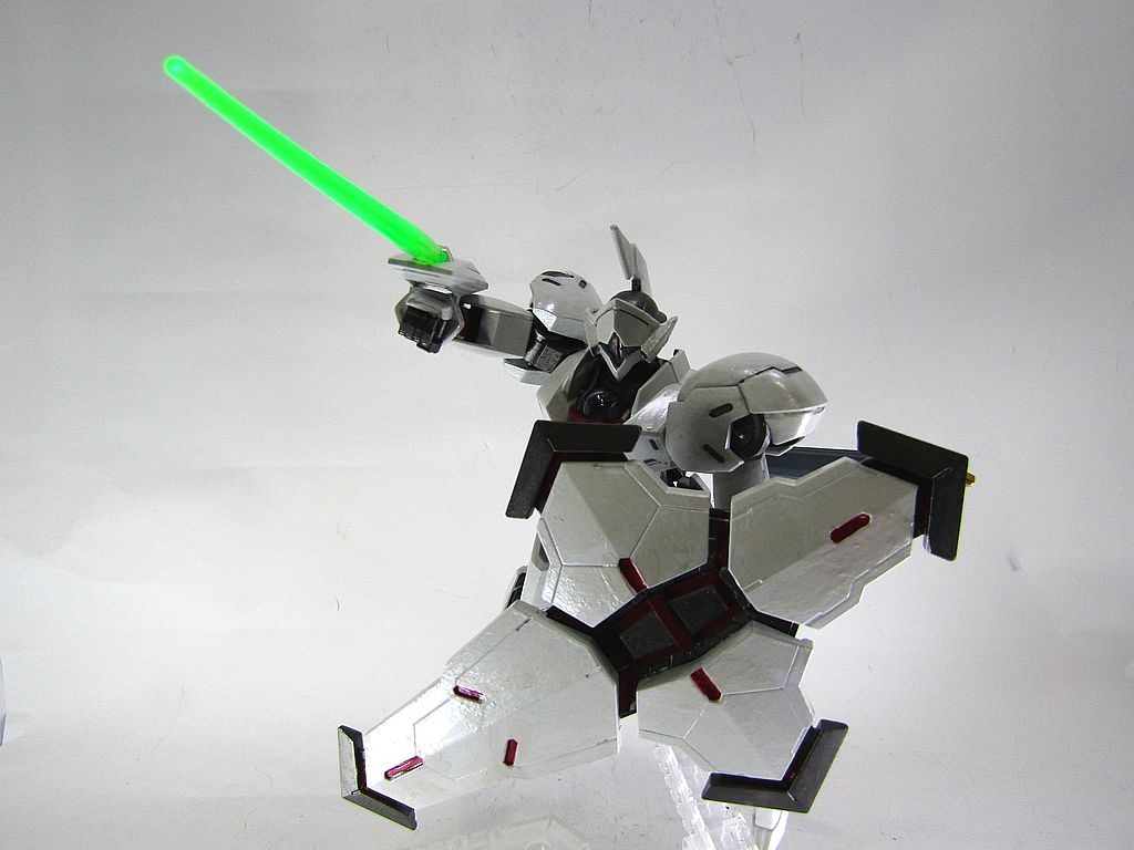 右腕に光剣を装備。ベギルペンデから右腕を持ってきて、小盾を付けました。ジャスティスナイトの剣より長いです。(;^_^Aガンプラでは手ごろな鞘付きロングソードが思い浮かびませんでした。