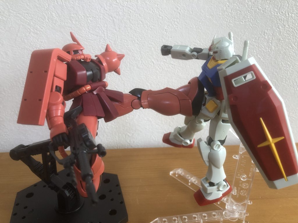 シャアザクキーック！ガンダムがアニメのようにはのけぞれない。