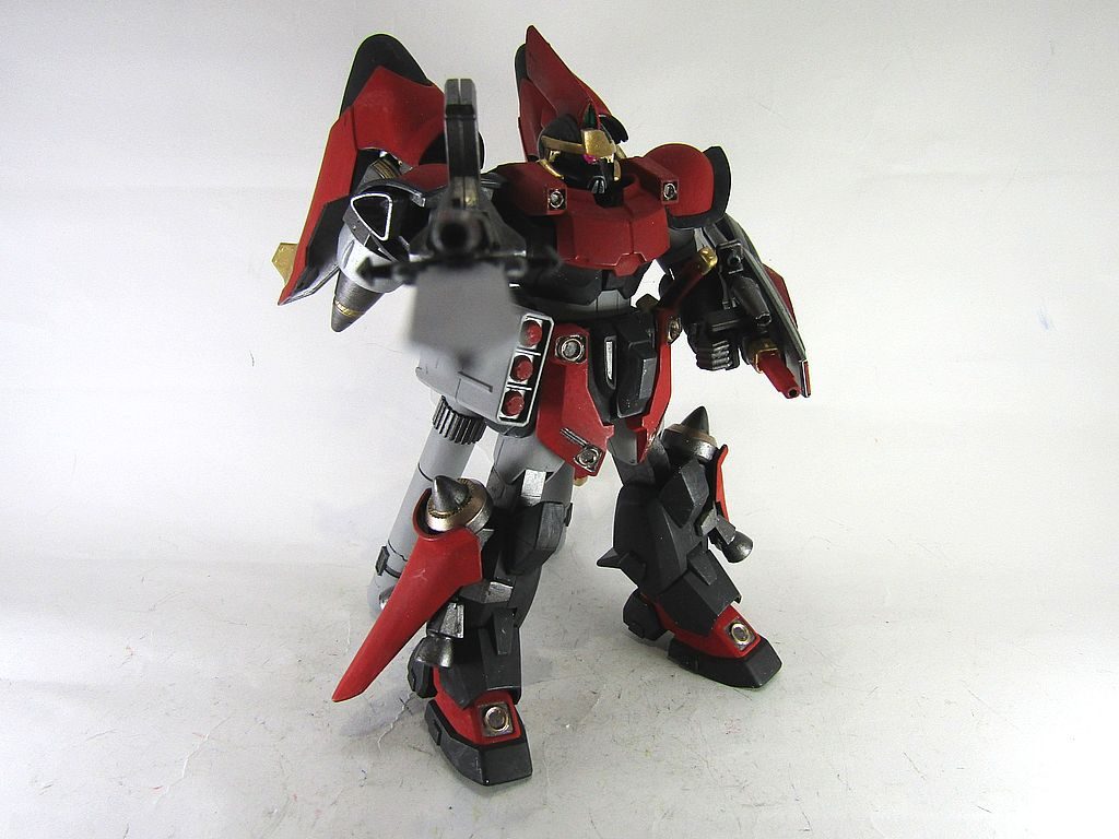 実弾系ライフルによりバッテリーを節約。通り過ぎながら銃剣でメインカメラ等を破壊するなど、戦場で停止せず、移動し続けているような戦い方をします。腰にミサイルも装備。