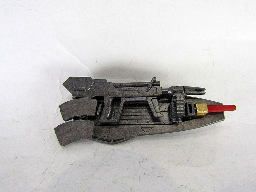 シールド裏に予備マガジン。PS装甲の敵にも対応出来るように、ハイマニューバー2型も採用しているビームカービンを予備銃として装備。ビームサーベルも念のため装備しています。