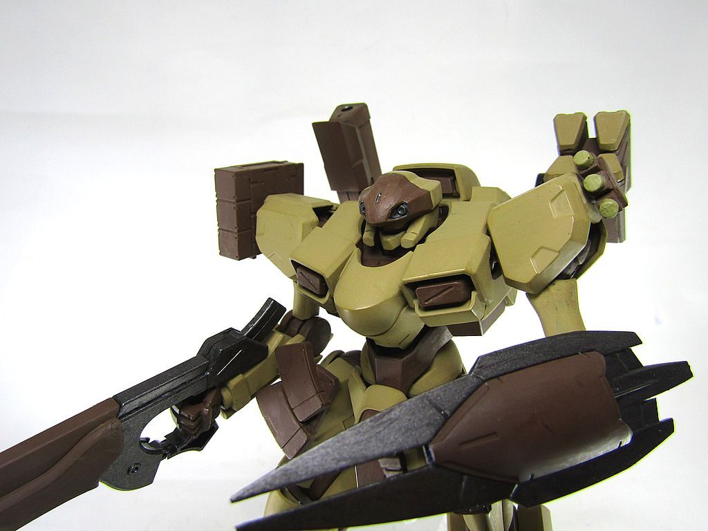 右肩はフレアで、左肩がスモークです。左腕は高出力ビームサーベルです。(;^_^A