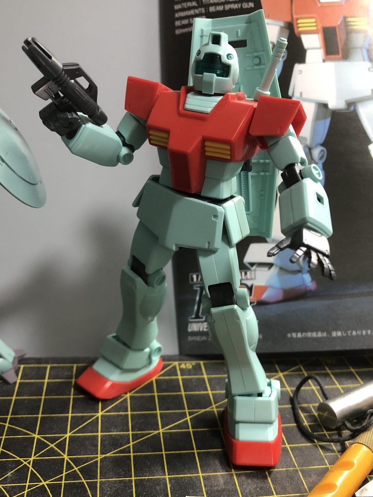 まずは素組み状態。合わせ目凄いし、ディテールが全く無くつるつるですね。