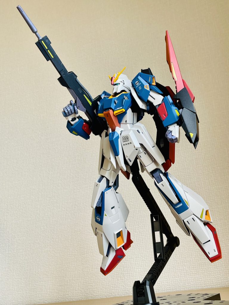 ポージング!部分塗装その1:アニメでは、襟や胸ダクトは黄色でスラスター周囲は黄橙色だったはず。なのでスラスター周辺は下塗りをしました。