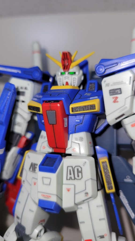 目立つ場所のダクトはディテールの入ったプラ板を埋め込んでいます。