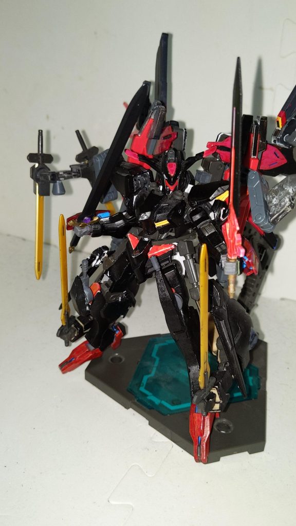 機体銘「バエル・フギン=ビヨンド」シュートアビリティ 610ファイトアビリティ 720 (???)ディフェンスアビリティ 440スピードアビリティ ???パワーアビリティ 640 (???)( )内はリミッター解除時の性能武装の追加と、これまでカラスマが一度も使わなかったリミッター解除を想定したバエル・フギンの決戦仕様。全てにおいてバエル・フギンを超越した最終形態。そもそもカラスマが今まで一度もリミッター解除を使わなかった理由は、ミノフスキードライヴとツインリアクターのハイブリッドである本機体の過剰な出力でリミッター解除した場合に自分自身への負荷がどれほどになるのか見当もつかなかったからである。リミッター解除時の本機体は巨大モビルアーマーすらも余裕で圧倒できる凄まじい強さを発揮するが当然ダイバー自身への負荷も凄まじく、GBN内でも殺人的なGの疑似フィードバックが発生する。そもそもリミッター解除しなくてもカラスマの戦闘技術とバエル・フギンの性能は充分規格外。(それでもカラスマより上にはチャンピオンのクジョウ・キョウヤとかマギーさんとか強い人がたくさんいるのでGBNは広い)