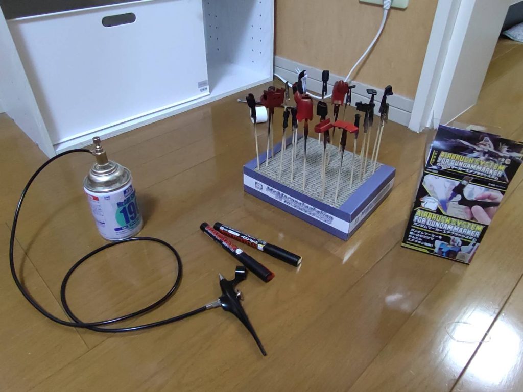 ガンダムマーカーエアブラシを初めて使用、調整が非常にシビア、かつ何度もペン先をカチカチしなくてはいけないので面倒くさいですが、匂いがキツくない＆場所を取らないのはメリットかも・・・？