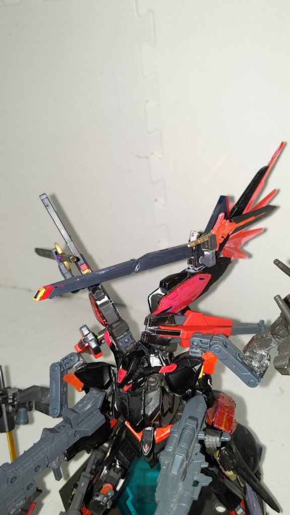 レールガン「クスフィアス」フリーダムのパーツを流用。バエルの電磁砲より威力が高く使いどころも多いけど砲身が折り畳み式なので射撃時にいちいち砲身を展開する関係上取り回しが悪い。しかしカラスマは敵の動きを先読みしたり回避を誘導したりして、あらかじめ砲身を展開したクスフィアスを移動先に撃ち込む「置きクスフィアス」というえげつない攻撃をしてくる。