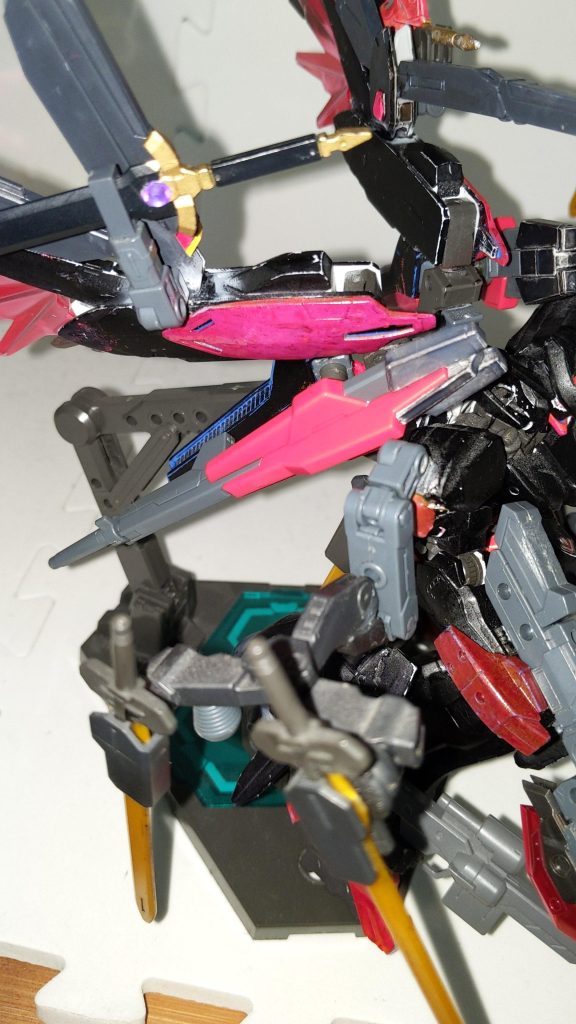 ドッズファンネルAGE-2ダブルバレットのツインドッズキャノンをバエル・フギン=ヴィゾフニルの得意技「バエルソードファンネル」と同じ要領でファンネルとして使用。基本的にファンネルとしての運用しか想定されていないので取り付けたままの状態で撃つ事はできるものの可動域が考慮されていないから使いにくい。しかしカラスマは機体を宙返りさせながら無理矢理ドッズファンネルの銃口を敵に向けて騙し討ち的に発砲する。(アムロじゃあるまいし………)