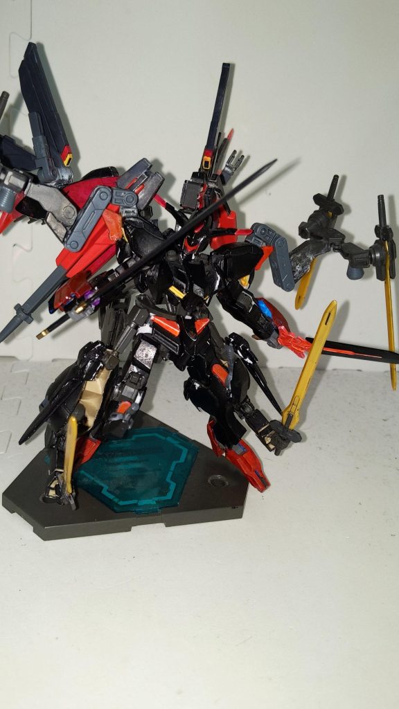 四剣ノ型4つの剣を同時に扱う戦闘スタイル。カラスマの得意技。4本の腕を複雑に連携させて攻防一体変幻自在の剣技を繰り出す。本来は敵からの攻撃を全て防ぎ受け流す防御寄りの技だが、手数の多さゆえに攻撃を防いだと思ったらその直後には既に反撃の動作に移っている。その複雑すぎる挙動を見切る事は非常に困難で間合いに入ればほぼ間違いなく斬り刻まれ、かと言って距離を取っての射撃すらも通じない理不尽の塊。