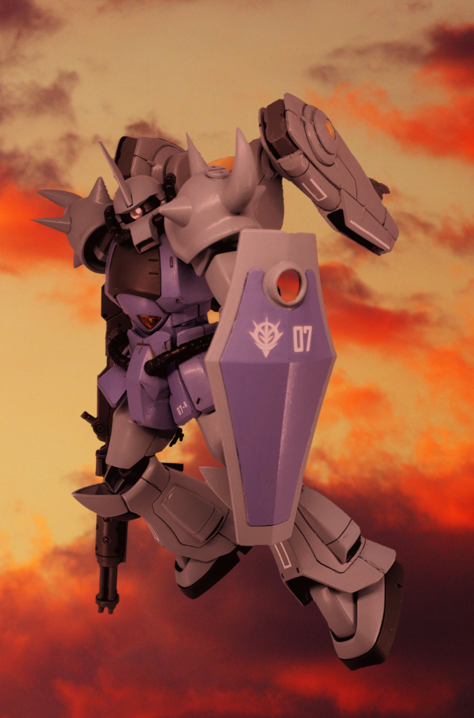 派手さはないけど、落ち着いた雰囲気と明確なコンセプトでかなり好みの1体になりました。ジオン系はモノアイのお手軽工作で一気に見た目が良くなるので、余裕があれば通常カラーでもう1つ作るのも良いかもしれませんね。