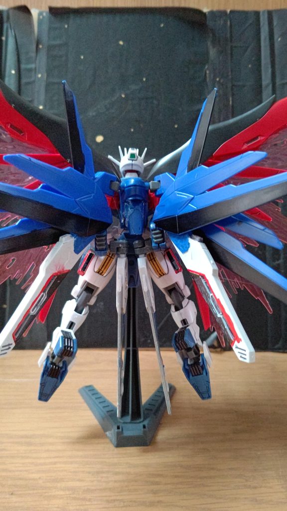 後ろから。デスティニーガンダムの羽(？)は接着してあります。