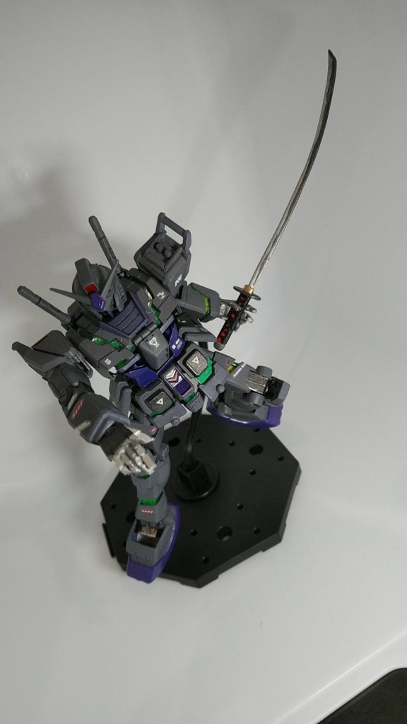 武装には日本刀をランナーとプラ板でスクラッチしてみたり……デザインは炭治郎日輪刀です🔪ちなみに持ち手もスクラッチ✨