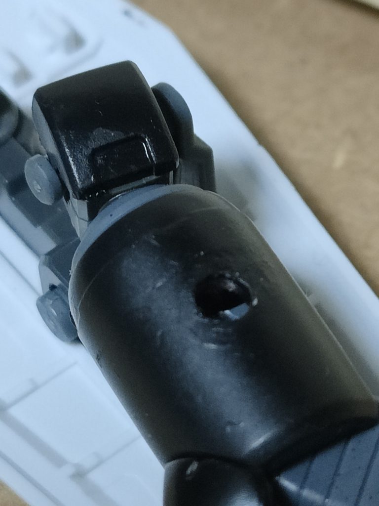 盾はRGのガンダムの盾をもらっています接続方法はいたって簡単、腕に穴を開けて、