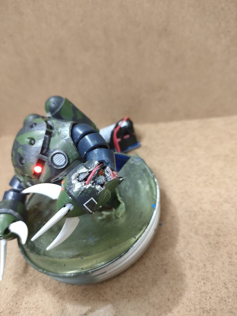 あと壊されて、中のフレームが出てきたみたいな、物も作りました