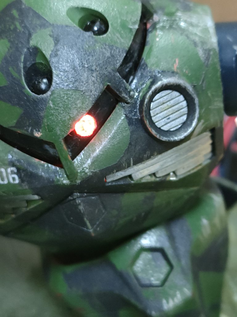 モノアイも光ってます、所々にシャアのピンクが残ってるのは気にしないでください…