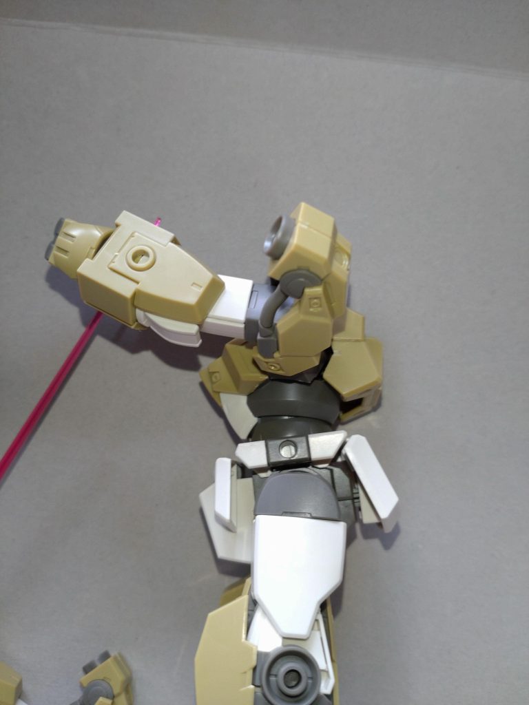 腰にも可動する軸が有るので色々と取り付ける事が出来ます。