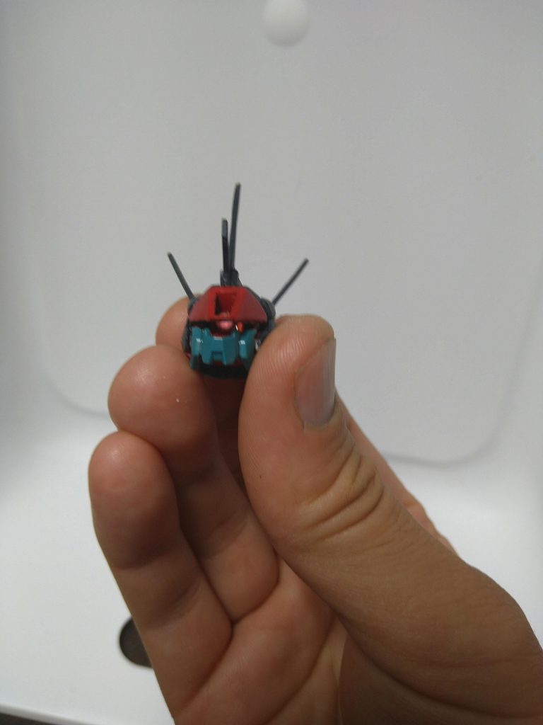 元のチンガードの取り付けを利用してジオンマスクつけてます。