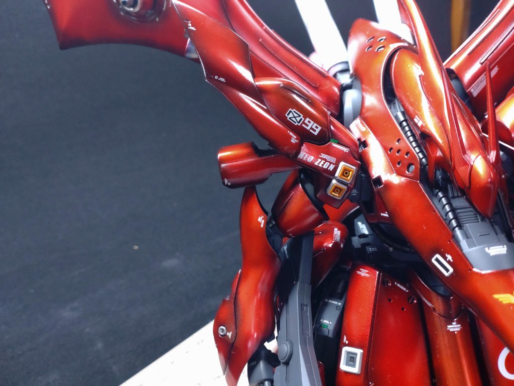 今回形状をガッツリ変更した腕周り。HGサザビーそのままではちょっとちんちくりんだった為、ナイチンゲールの肩スラスター追加やバーニア基部の延長を行い、バランス良くなる様に仕上げました。関節はサザビーの物を移植しています。