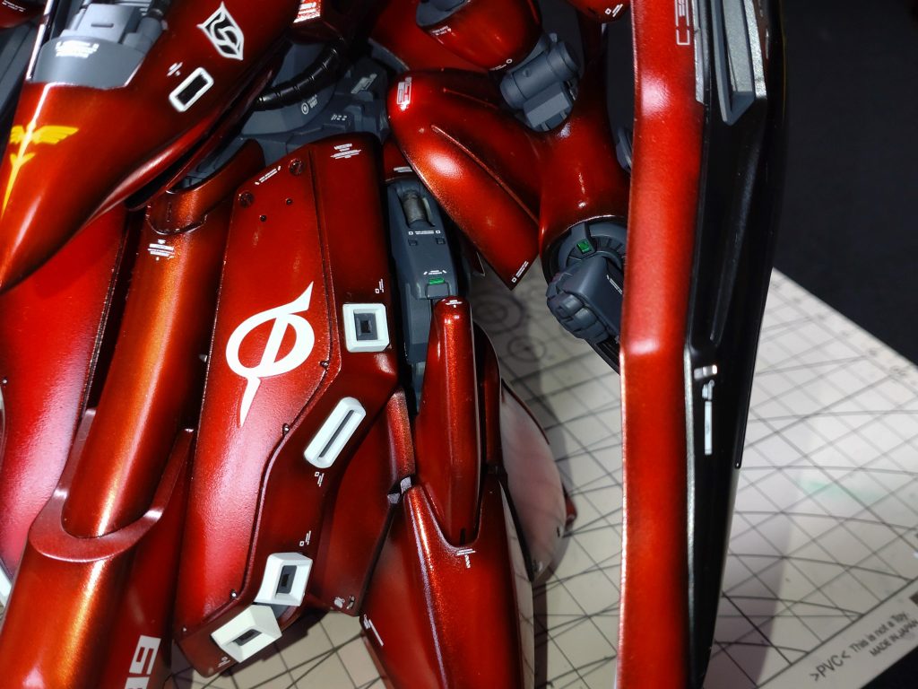 脚部関節はHGサザビーの物ではボリューム不足だったため、MGザクⅡをベースに適当なパーツを追加して作成しています。