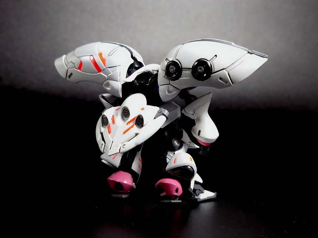 なんかツルっとした印象なので所々にメタルパーツをペタペタ貼ってます