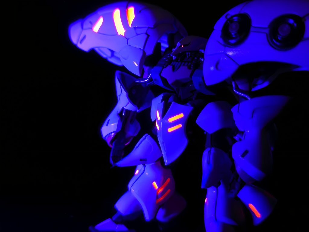 要所要所に蛍光塗料を使っているのでUVライトを当てると光ります