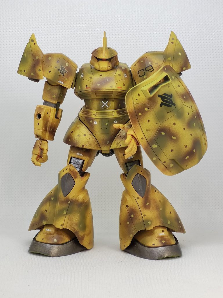 白サフ後ダークイエローで全体塗装、迷彩はレッドブラウンとダークグリーン（すべて水性ホビーカラー）。この状態だとベースカラーが明るすぎ？