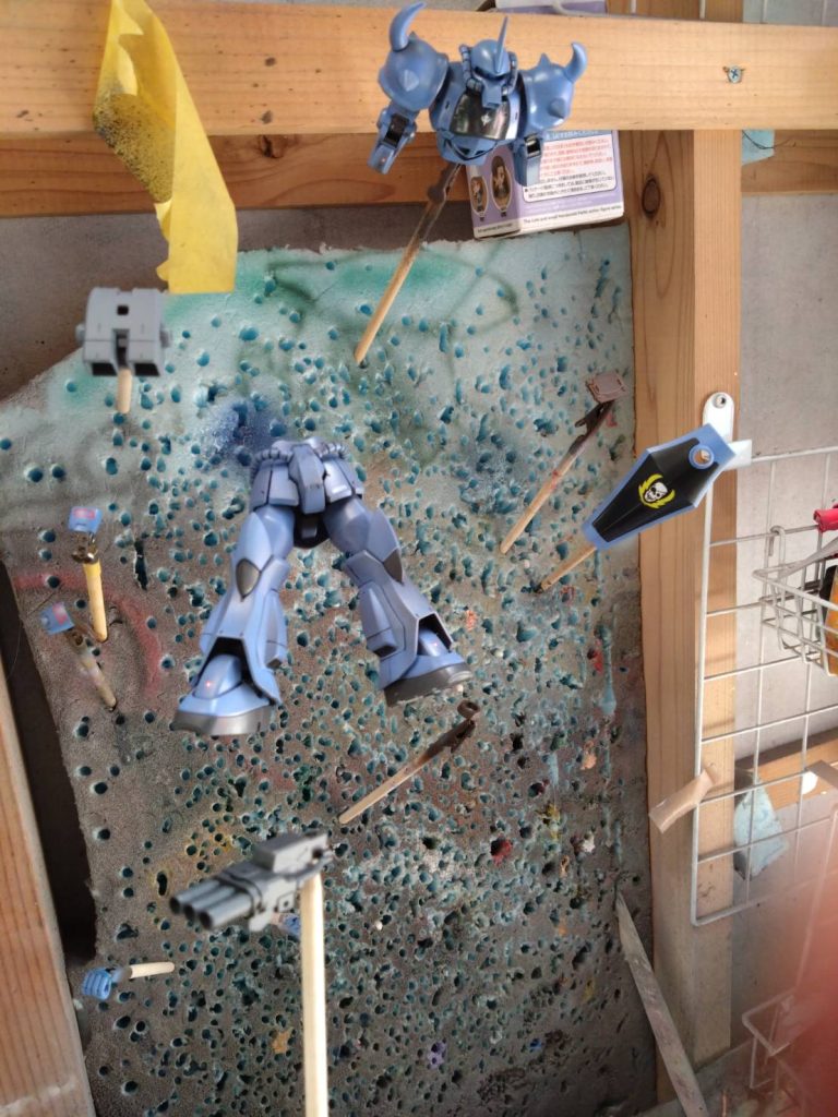 塗装はブラウン系のサフを気持残しながらエアリアルの青で塗りました。