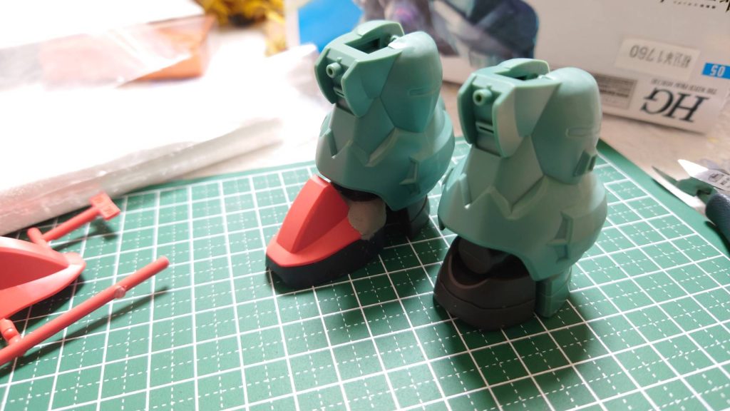 【制作工程:ミキシング】HGザクの足に切ったディランザのジョイントをパテを使って強引に接着と成形。実は一部パテの練りが甘く硬化していない部分がありまして...。液サフの重ね塗りで表面を保護し塗装で誤魔化しています。