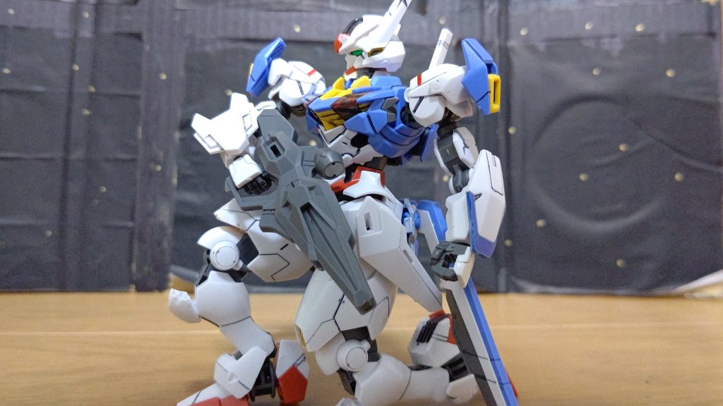 どこかで見たような膝立ち。