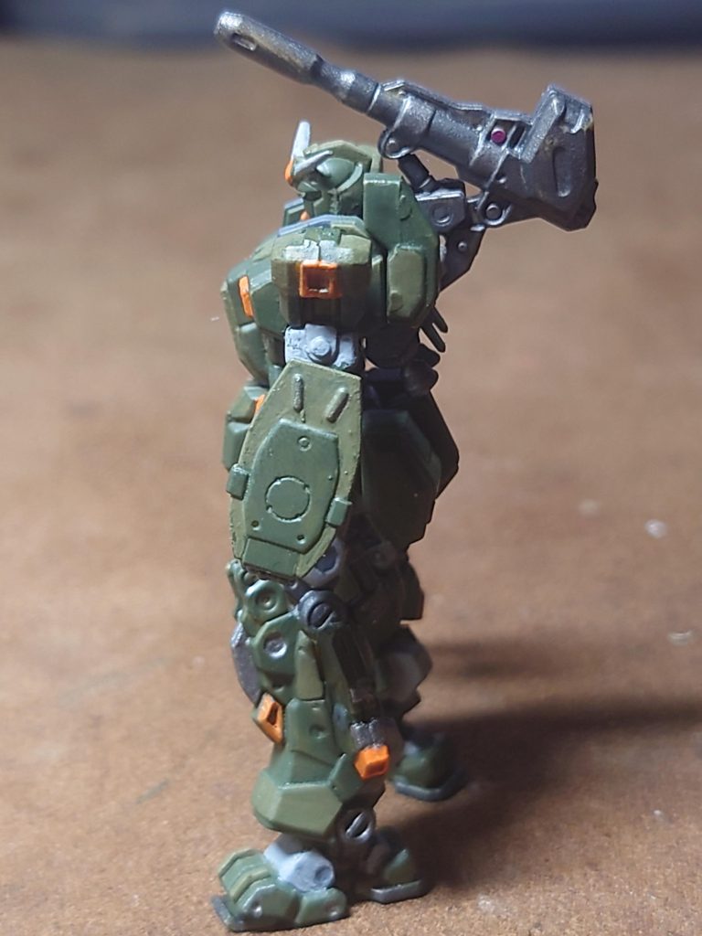 左側あまり好みではないアーティファクトの足元の構造なのだが、本機は許容できる。アンテナ削り忘れてますね💦