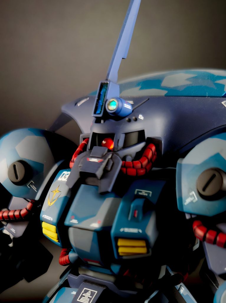 モノアイはシルバーのラピーテープを裏打ちしたHアイズのレッドに置き換え。胸部、頭部のセンサー類はそれぞれ赤・青・緑のラピーテープを貼り込んだ上から同色系のレジンを極少量流して固めてます。