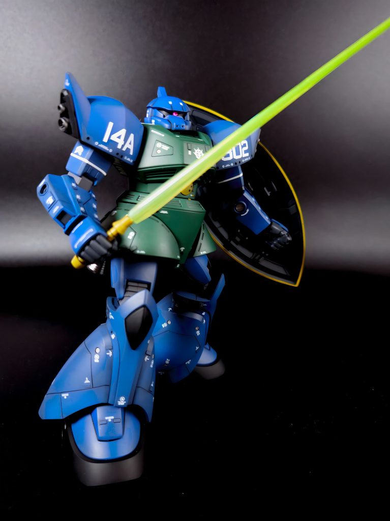 素性を調べていたら片刃の…というか通常のビームサーベル持ちも有りみたいなので急遽柄の部分を自作。サーベル部分はそこらへんから借りてきました。