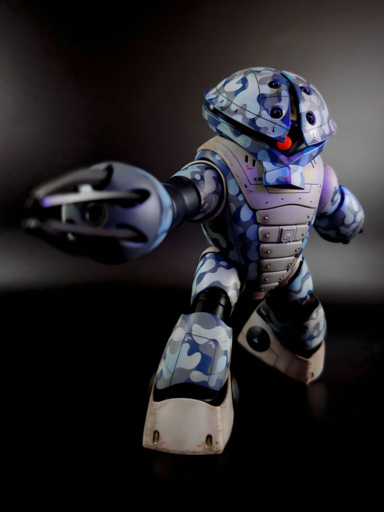 いくら凄んでもかわいいものはかわいい。モノアイは蛍光レッドに塗っているのでしかるべき方法で光ります。