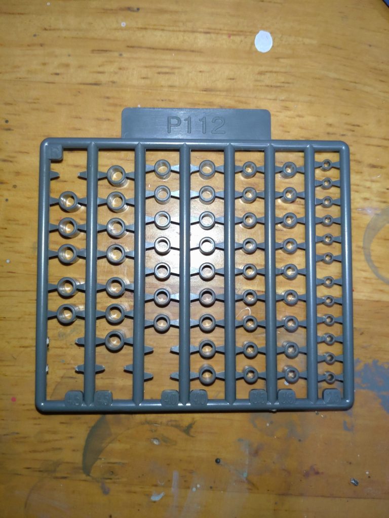 腕はKOTOBUKIYAのコレがピッタリハマりますので削ってぶっ刺しで接着剤で固定で行けます（笑）