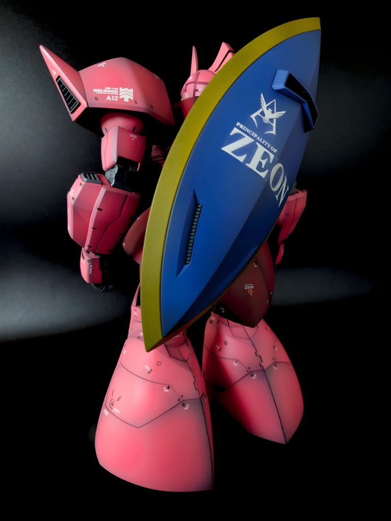 ほとんどシールドしか写ってませんが後姿も😅今回のやり直しの為にガンダムデカールを買いました。ドライデカールと違って貼ったあとにも位置決めできるから良いですよね～