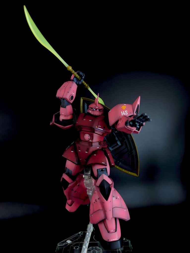 ビームナギナタはクリアホワイトを吹いた後に蛍光イエローをグラデーション塗装しているので、UVライトを当てなくても発光しているように見せてます。