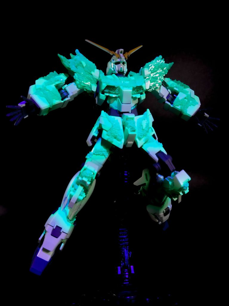 ブラックライトをあてるとこんな感じ。サイコフレームに面した部分だけ蛍光グリーンを細吹きして素でもなんとなく発光しているように見えたら嬉しい…