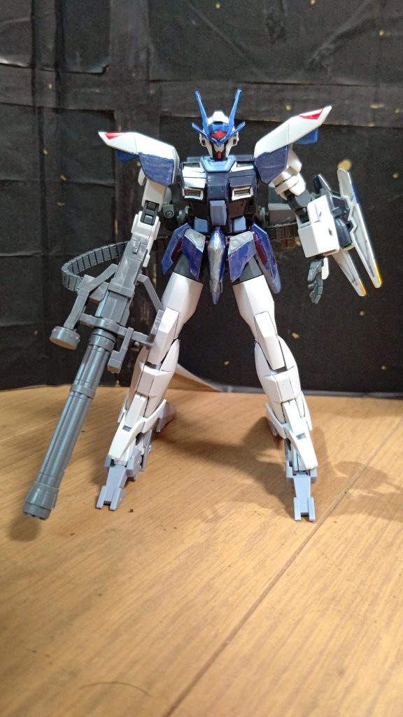 武装左腕にセンサー付きファンネルガトリング砲頭部バルカン砲変更点足を変えたり左腕にセンサー付きファンネルを着けました。