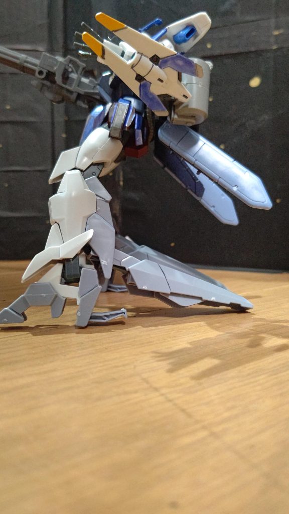 足のブレードみたいなやつで雪の地面でも、ガッチリ固定できる設定です。