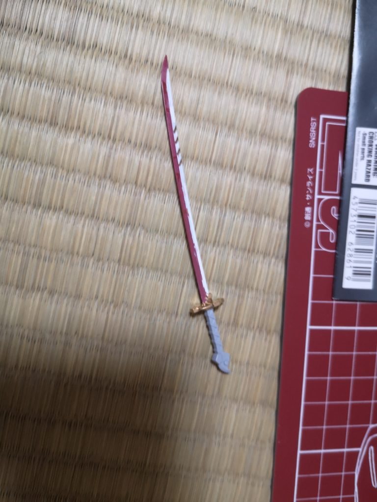 こちら抜き身状態手で塗ってるうえにマスキングテープを不器用過ぎて貼れなかったので塗装が雑です。(;´д｀)ﾄﾎﾎ…