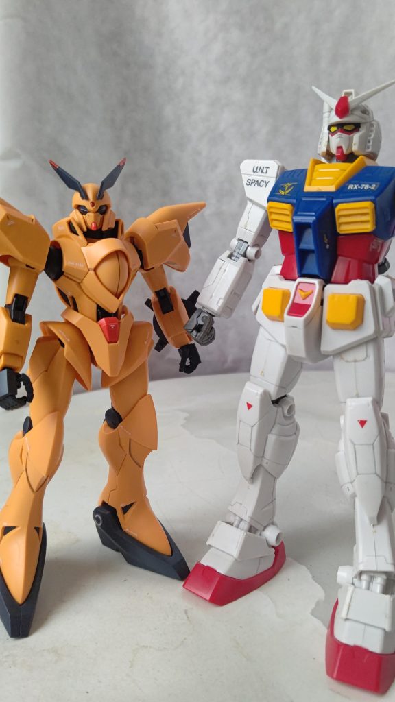 ガンダム界の物差し、78と背比べ。1/100なのにHG用のスタンドで支えられるサイズなのは驚きます。キットの背丈、1/144のシナンジュの方が高いんだよ。