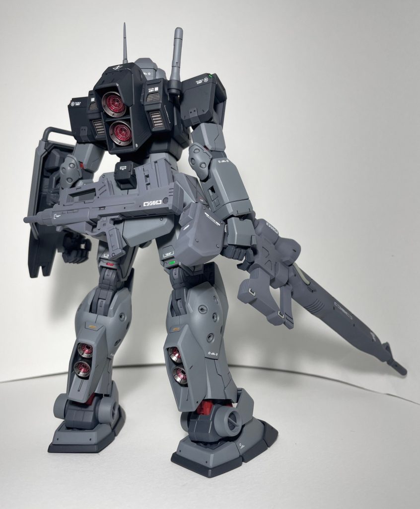 シリンダーは赤色にしてワンポイント。マシンガンはマグネットを仕込んで尻側に取り付けたので、サーベルをバックパックに移設して１本持ちにしました！