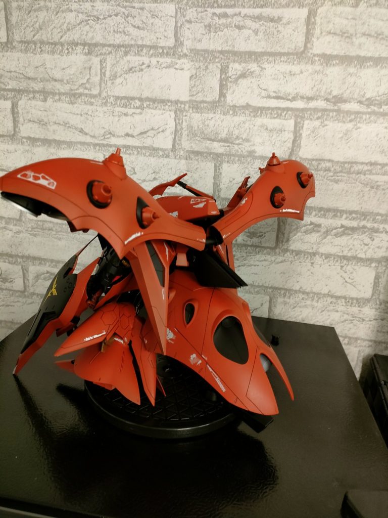 制作期間は多分3か月くらいスジ彫りは特に苦労しました…何度も失敗しては修復の繰り返しでメンタルもやられました(笑)後塗装の知識が全然理解せずやったので効率が悪かったです。使用したのはクレオス系のスプレー缶を使用しました。