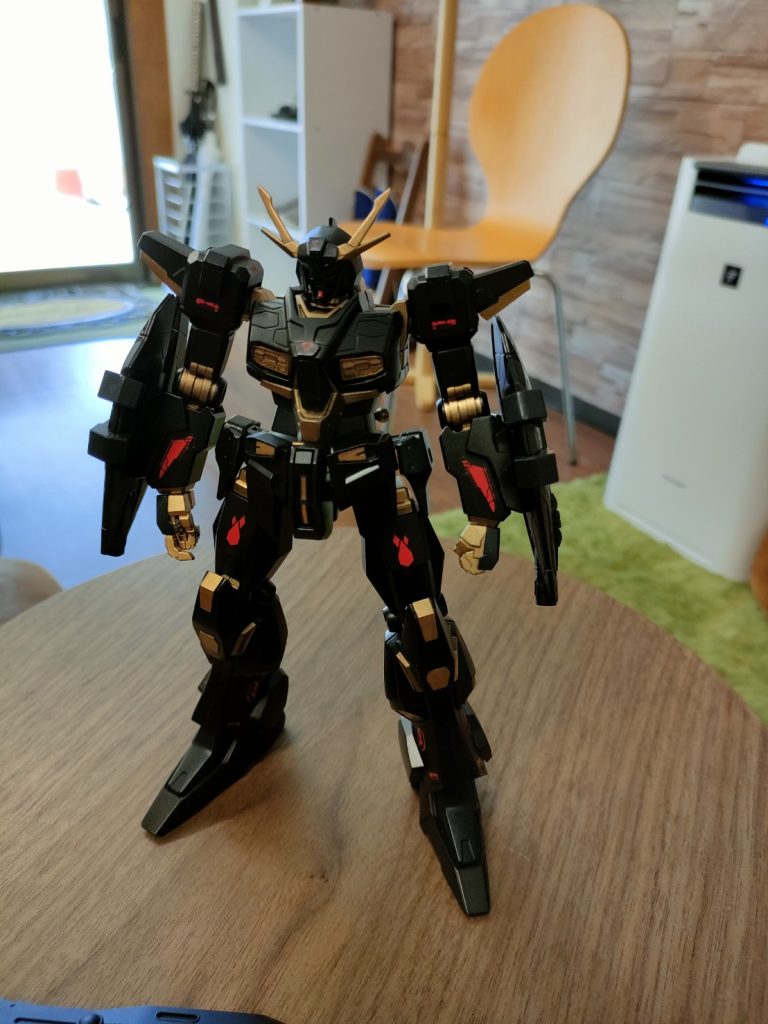 まわりの装甲を外すと中にガンダムが!!頭部のトサカ?みたいなのが気に入らなかったので外しました。